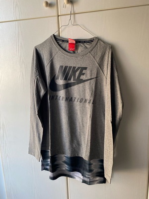 Nike sweatshirt medium like new, gray