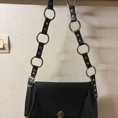 Individual leather shoulder bag, black with silver shell clasp