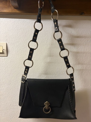 Individual leather shoulder bag, black with silver shell clasp