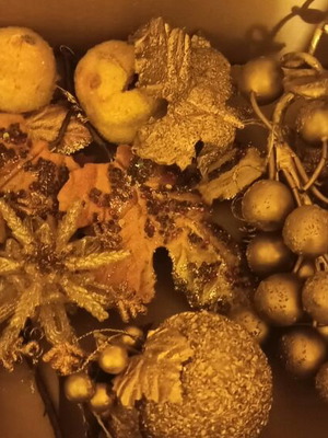 Christmas ornaments like new in gold tone