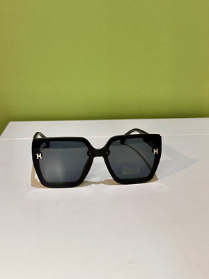 Oversized black sunglasses with UV400 like new