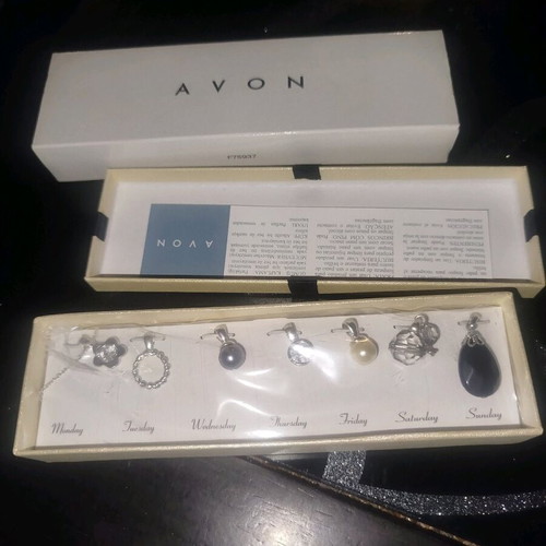 Calendar by AVON necklace set new, silver, in case