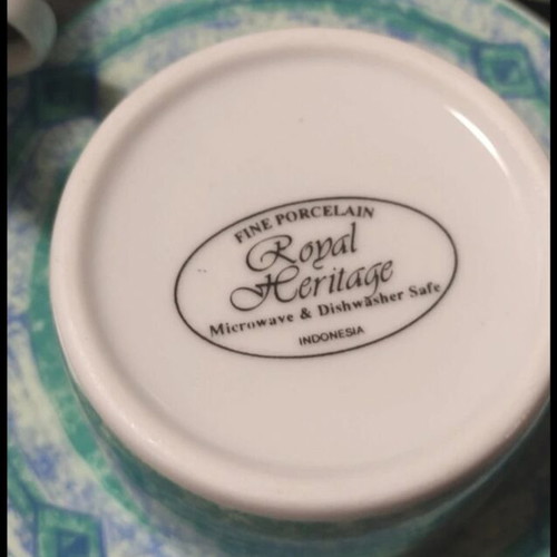 Porcelain tea cup set like new, 6 cups with saucers