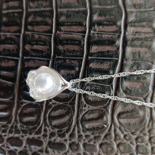 Necklace with white pearl and lotus leaf design, like new