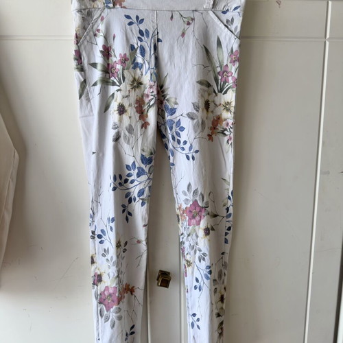 White Floral Pants like new, elastic fabric, high waist