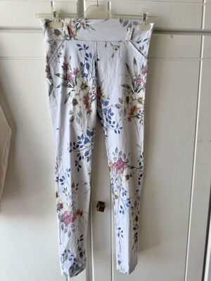 Λευκό παντελόνι floral σαν καινούργιο, ελαστικό ύφασμα, ψηλόμεσο