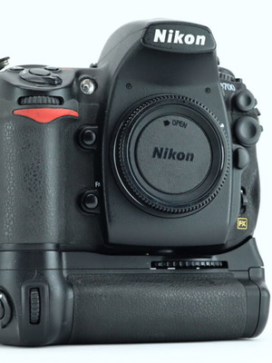 Nikon D700 μεταχειρισμένη με Battery Grip και αξεσουάρ