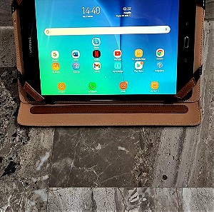 Tablet Samsung Galaxy TAB A 9,7'' SM - T555 16 GB. Wi Fi. Καινούργιο. Σχεδόν αμεταχείριστο. Με θήκη sport αναδιπλούμενη η οποία κρατά το tablet για να στέκεται μπροστά μας σε 3 θέσεις.