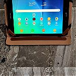  Tablet Samsung Galaxy TAB A 9,7'' SM - T555 16 GB. Wi Fi. Καινούργιο. Σχεδόν αμεταχείριστο. Με θήκη sport αναδιπλούμενη η οποία κρατά το tablet για να στέκεται μπροστά μας σε 3 θέσεις.