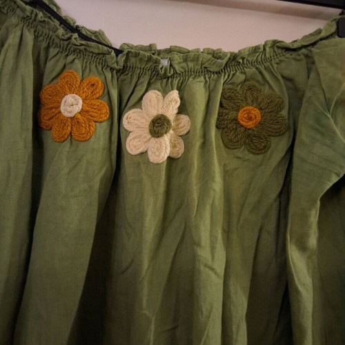 Green dress used with embroidered flowers and elastic sleeves