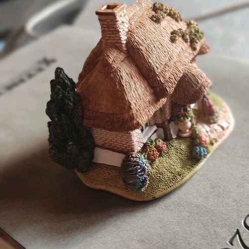 Lady Jane's Cottage collectible from Lilliput Lane series new