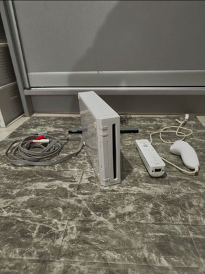 Nintendo Wii κονσόλα σαν καινούργιο με χειριστήρια GameCube και αξεσουάρ