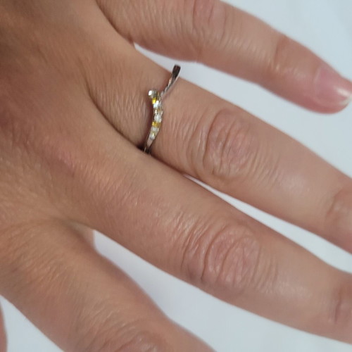 Thin ring-veraki with subtle rhinestones