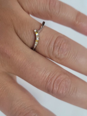 Thin ring-veraki with subtle rhinestones