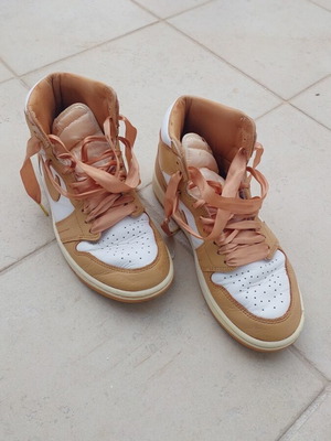 Nike Jordan 1 used, size 39, white and beige