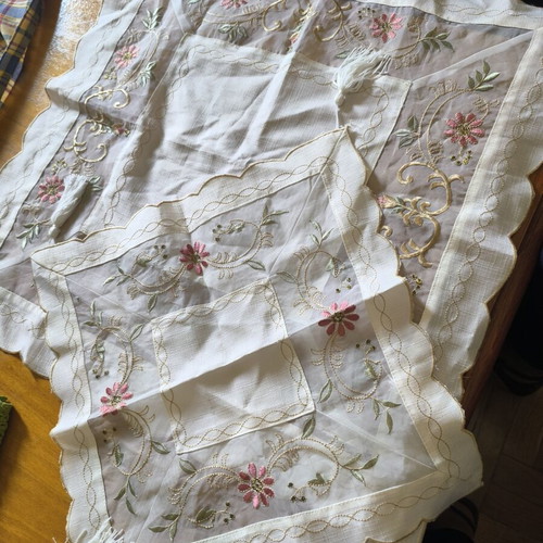 Embroidered decorative table linens set with pink and gold details