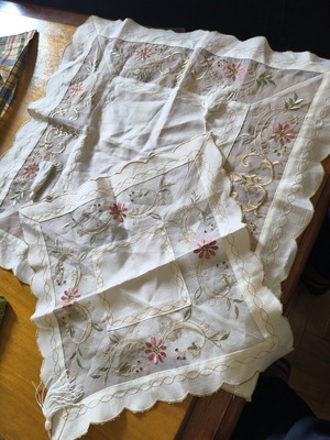Embroidered decorative table linens set with pink and gold details