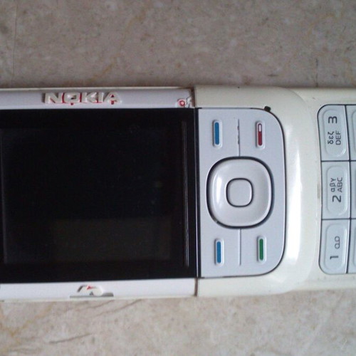 Nokia 5200 used, functional internal parts, no battery, charger included