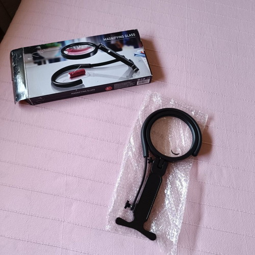 Magnifying glass with stand like new, for neck or desk use