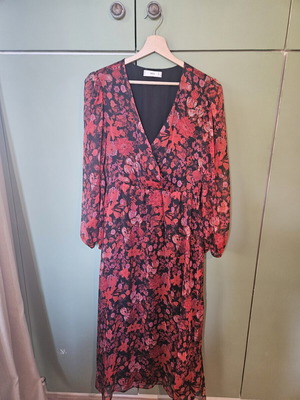 Mango floral midi dress size M like new, red