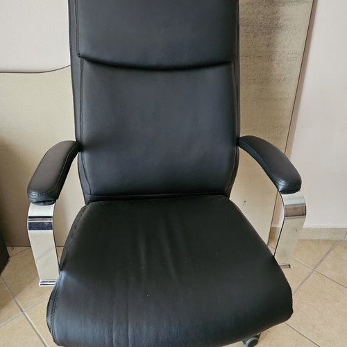 Office chair black leatherette like new, ergonomic design