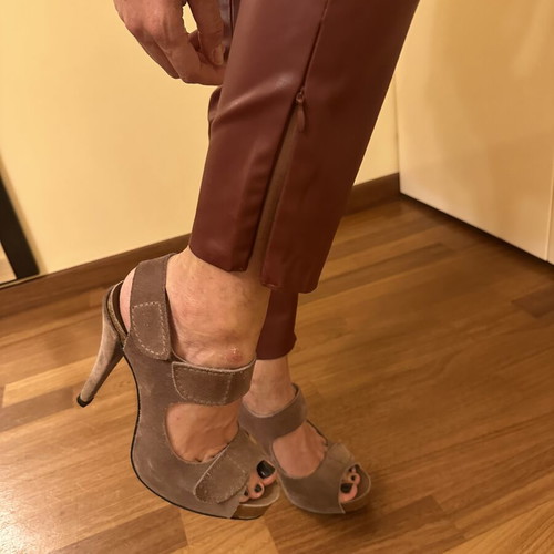 Zara high-waisted faux leather leggings with waistband and zippers new, burgundy