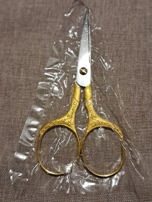 Ψαλίδι ραπτικής χρυσαφί χρώμα καινούργιο, μήκος 12,5 εκ.