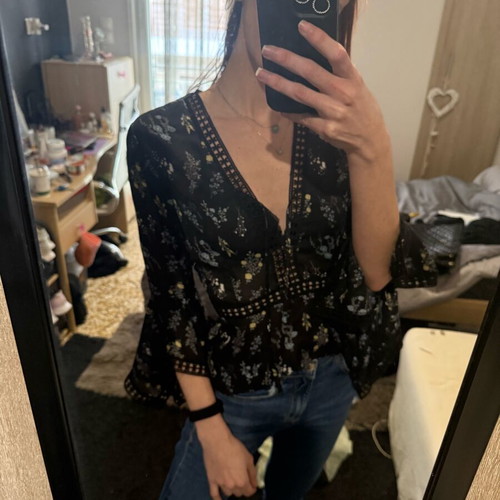 Floral blouse used with lace and back opening