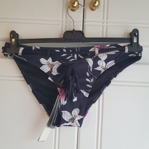 O'neill bottom size 38 new with tags, multicolor