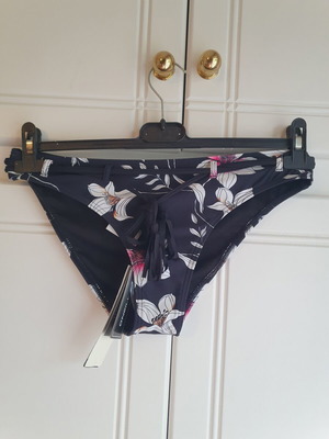 O'neill bottom size 38 new with tags, multicolor
