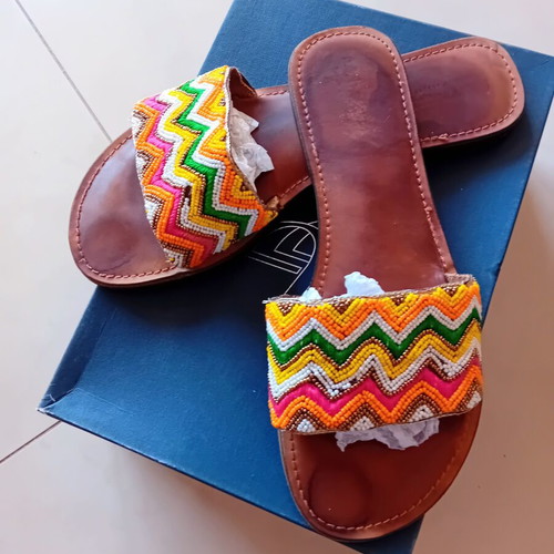 Leather sandals size 41 like new, embroidered with colorful beads, dark brown
