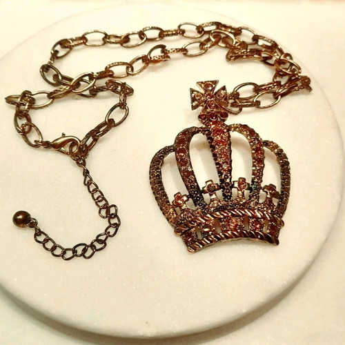 Висулка Crown златист цвят нова с кафяви кристали