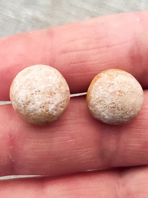 Χειροποίητα καρφωτά σκουλαρίκια κουραμπιέδες καινούργια, άσπρα