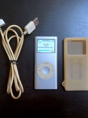 Apple iPod Nano 2nd Generation 2GB silver used with extras