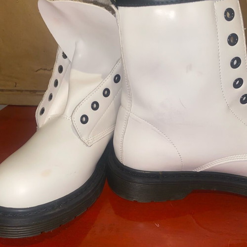 Women's white ankle boots like new, without laces