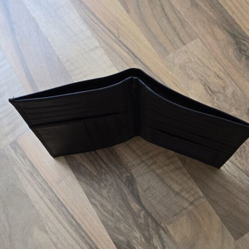 Large men's wallet like new, black leather, 14 card slots