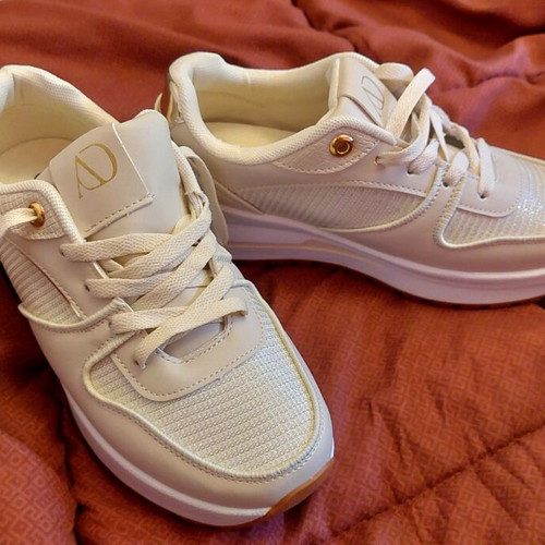 Voi&noi beige athletic shoes like new with gold details