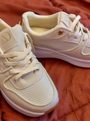 Voi&noi beige athletic shoes like new with gold details