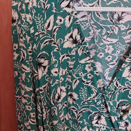 Zara top with elastic and V-neck extra small like new