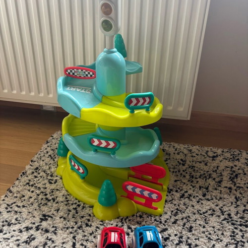 ELC Whizz World Garage for ages 1-3 with 2 cars like new