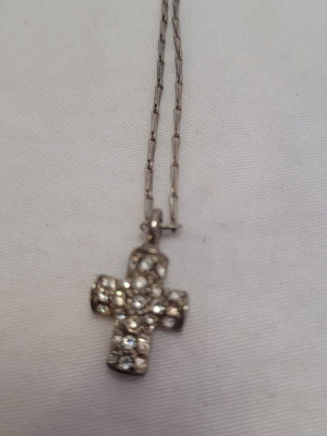 Necklace with cross pendant