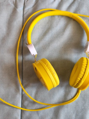 Children's wired on-ear headphones yellow like new
