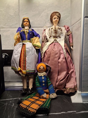 Vintage dolls 1950-1960 with traditional costumes, pack