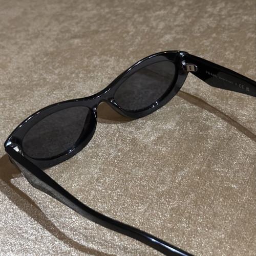 Prada sunglasses like new, black