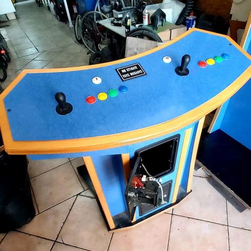 Arcade game like new with 2800 games and 85cm CRT screen