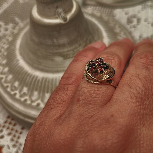 Gold ring with burgundy stones used, vintage flower design, size 44