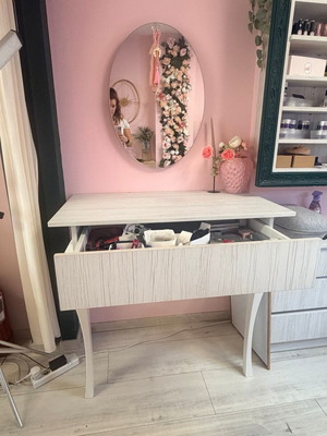 Vanity set with mirror