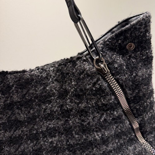 Le Pandorine wool winter shoulder bag like new, black and grey