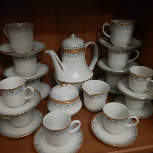 Ionia tea set like new with teapot, sugar bowl, creamer, and 6 cups