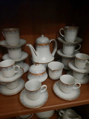 Ionia tea set like new with teapot, sugar bowl, creamer, and 6 cups